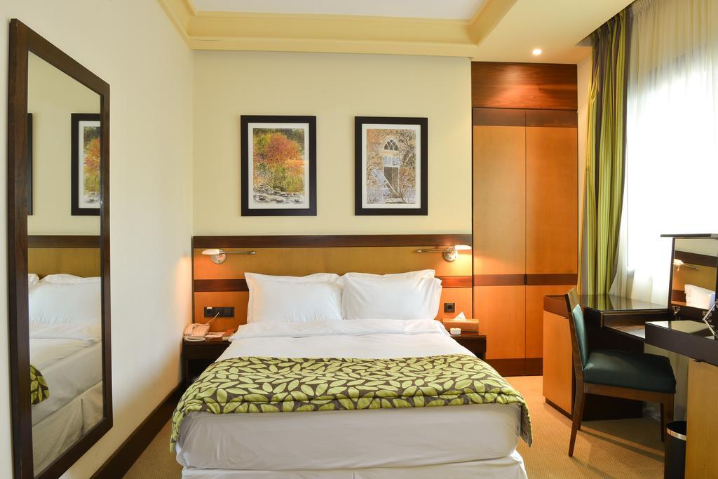 Coral Beirut Al Hamra Hotel Exterior foto