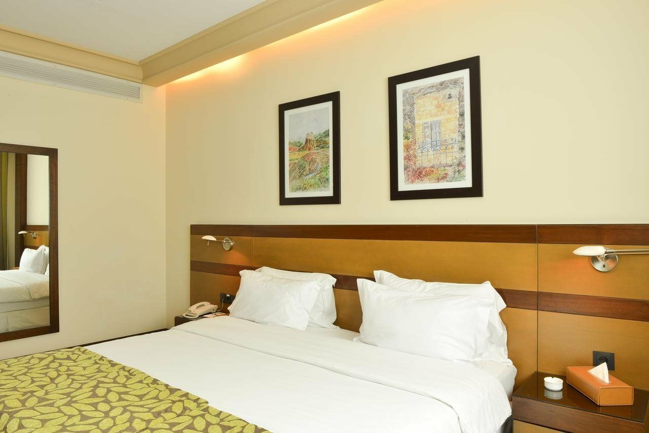 Coral Beirut Al Hamra Hotel Exterior foto